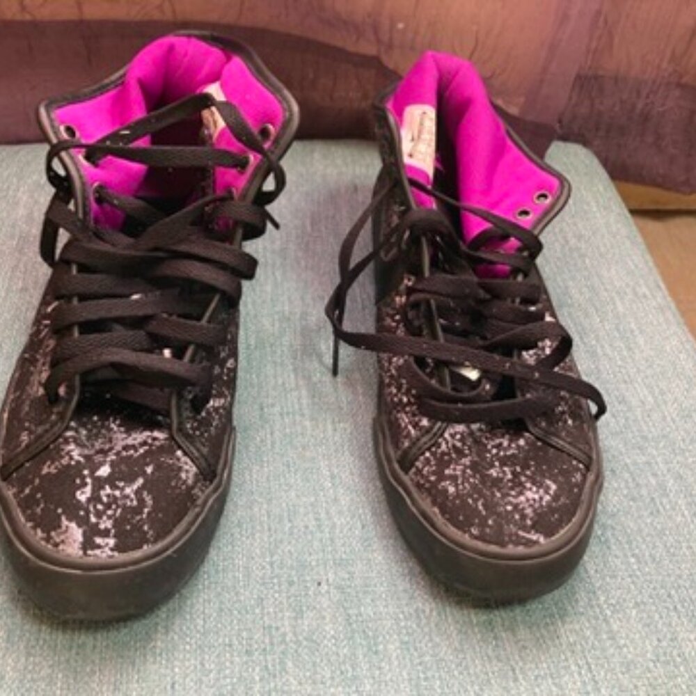 Black and silver Nike sneakers size 9
